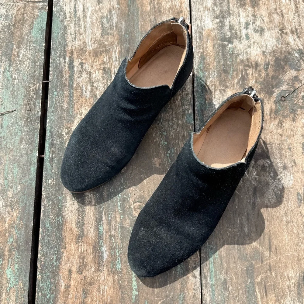 Kenneth Cole Reaction Black Suede Ankle Booties Back Zip Low Heel Size 6.5